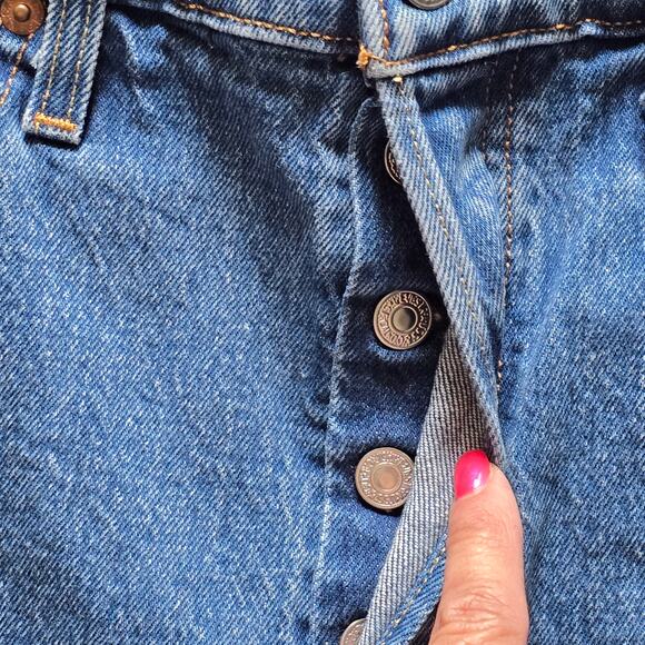 Levi's Women’s 501 Button Fly Shorts with raw hem, Size 29 - Picture 3 of 7